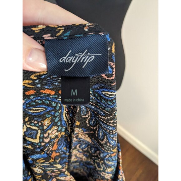 Buckle Daytrip Leafy Printed Woven Boxy V-neck Textured Top - M - Picture 4 of 8